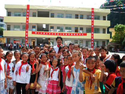 東芝中國總代表田中孝明(中)和學(xué)生們的合影