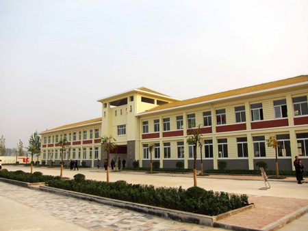 多媒體教室、圖書(shū)室、實(shí)驗室以及足球場(chǎng)