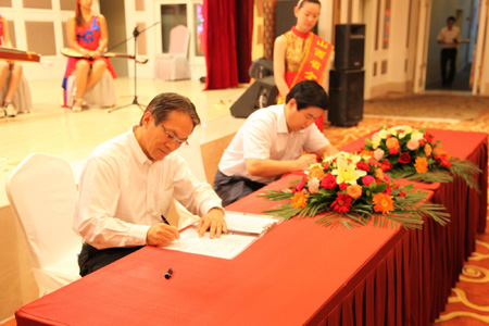 東芝中國總代表桐山輝夫同廣東省山西商會(huì )會(huì )長(cháng)、廣州大運集團董事長(cháng)遠勤山簽署合作協(xié)議書(shū)