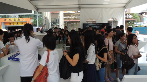 現場(chǎng)東芝展示最新科技產(chǎn)品，吸引了眾多參觀(guān)者的關(guān)注