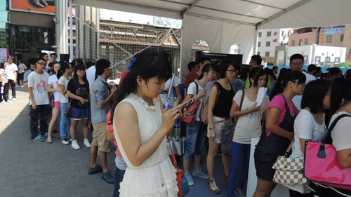 互動(dòng)游戲區人頭攢動(dòng)，大家熱情參與，長(cháng)隊一直排到場(chǎng)館外